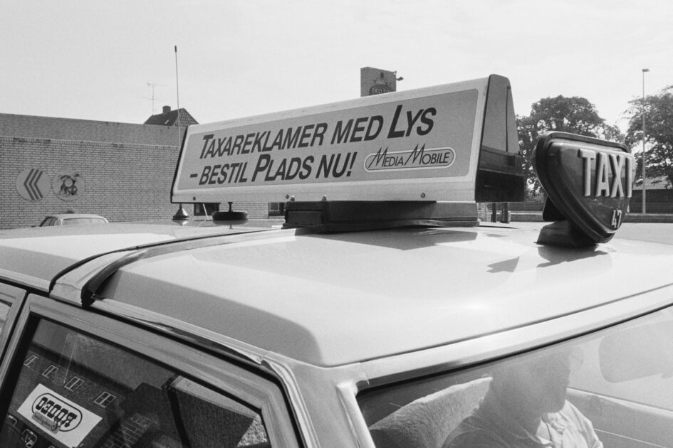 HK i Esbjerg bestilte tag-reklamer til byens taxaer, men chaufførerne nægtede at køre med reklamer for politiske organisationer. Foto: Esbjerg Byhistoriske Arkiv.