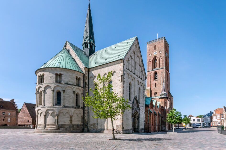 Borgere og besøgende i Ribe kan se frem til en ny, kunstnerisk belysning af Ribe Domkirke. En opgave, som skal løses med respekt for Ribes middelalderlige bykerne. Foto: Esbjerg Kommune.