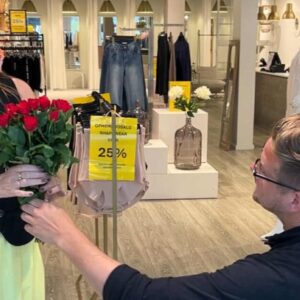 Asger Kragh "friede" til Trine Laursen midt inde i butikken i Kongensgade. PR-foto.