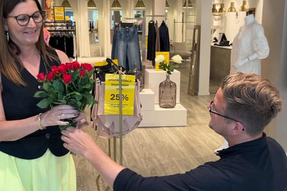 Asger Kragh "friede" til Trine Laursen midt inde i butikken i Kongensgade. PR-foto.