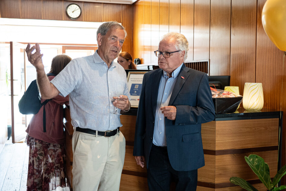 Bestyrelsesformand Erik Sophus Falch (th), Danske Hoteller i samtale med en af dagens gæster. Foto: Fjodor Pedersen.