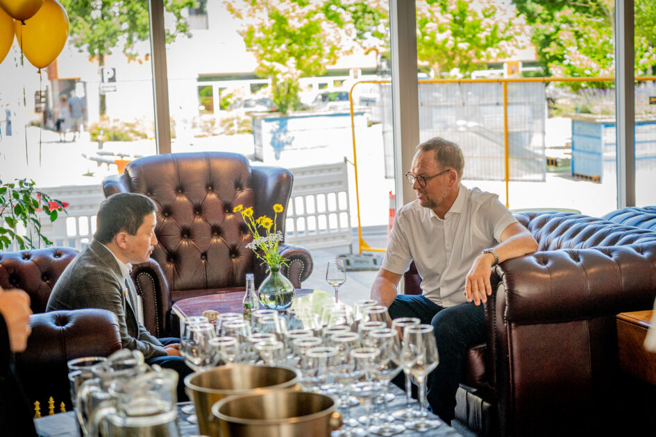 Chaufføren på borgmester Jesper Frost Rasmussens søns studentervogn blev påkørt, da klassen var på vej på visit og kom en time for sent. Derfor nåede borgmesteren ikke frem til snoreklippet som ellers planlagt. Han nåede dog at få en snak med Allan Jakobsen, direktør for Hotel Dagmar i Ribe, der også er med i kæden Danske Hoteller. Foto: Fjodor Pedersen.