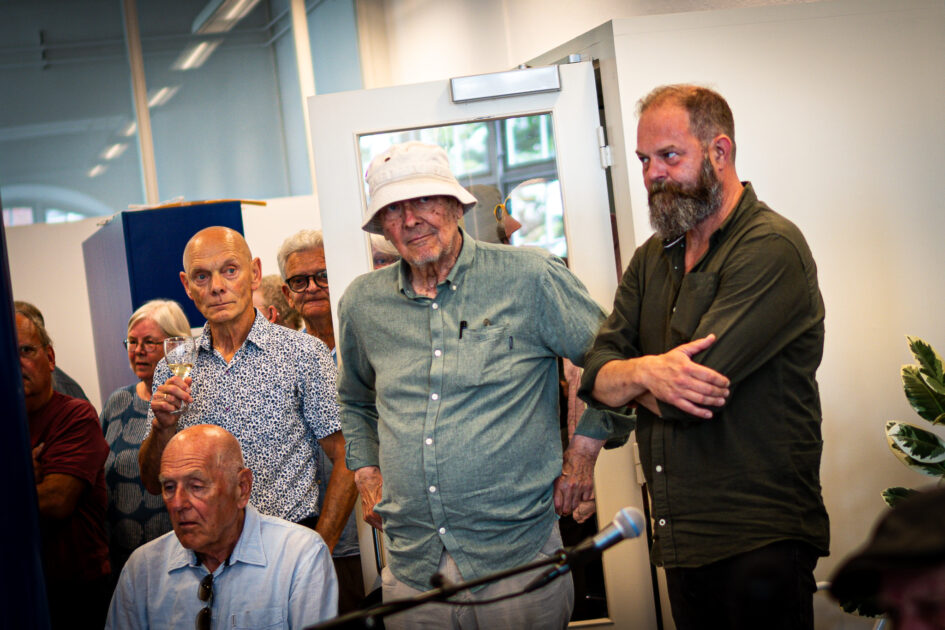 Bjelke i midten flankeret af direktør for Johan Hoffmann Fonden, Erik Haldan (tv), og mangeårig musikalsk legekammerat, René Lender (th). Foto: Fjodor Pedersen.