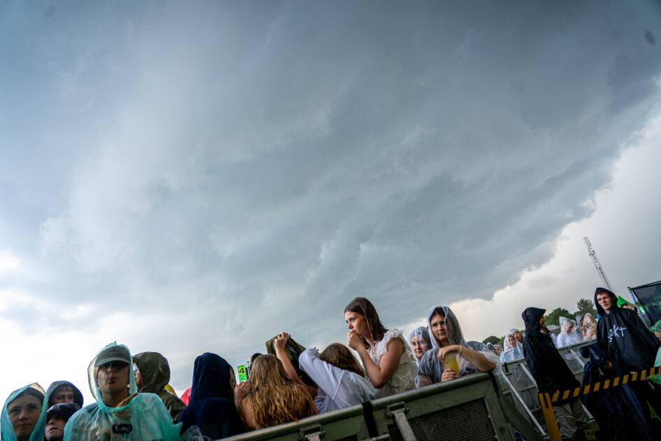Publikum venter på Pil foran Nova-scenen. Regnen er netop sat ind. Grøn Koncert, Esbjerg 2025. Foto: Fjodor Pedersen.