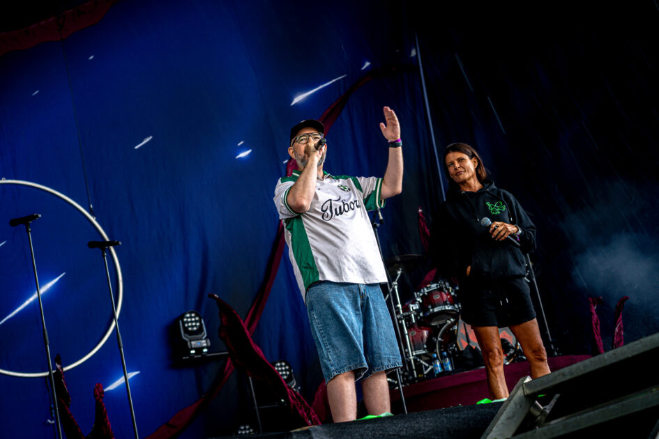 Værterne fra Nova FM præsenterede Pil. Publikum venter på Pil foran Nova-scenen. Regnen er netop sat ind. Grøn Koncert, Esbjerg 2025. Foto: Fjodor Pedersen.