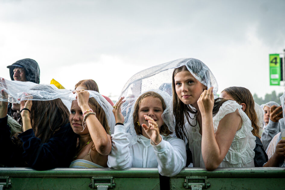 Publikum venter på Pil foran Nova-scenen. Regnen er netop sat ind. Grøn Koncert, Esbjerg 2025. Foto: Fjodor Pedersen.