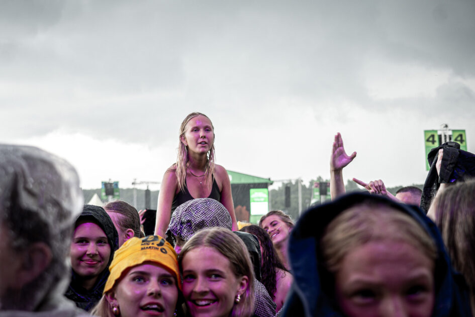 Publikum venter på Pil foran Nova-scenen. Regnen er netop sat ind. Grøn Koncert, Esbjerg 2025. Foto: Fjodor Pedersen.