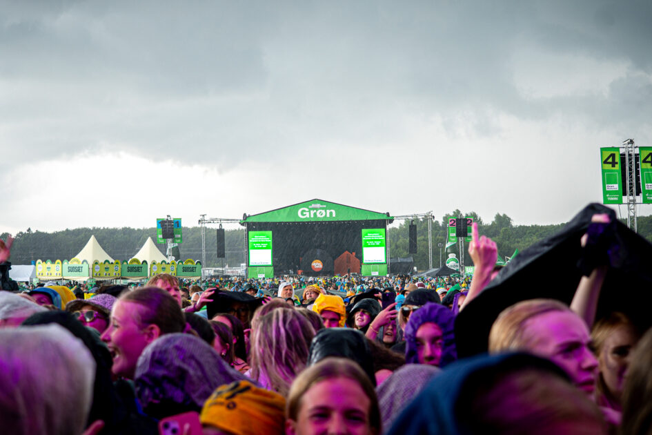 Publikum venter på Pil foran Nova-scenen. Regnen er netop sat ind. Grøn Koncert, Esbjerg 2025. Foto: Fjodor Pedersen.