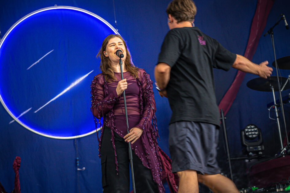 Et historisk billede? Få sekunder inde i koncerten får Pil at vide af en sikkerhedsmand, at koncerten må afbrydes. Grøn Koncert, Esbjerg 2025. Foto: Fjodor Pedersen.