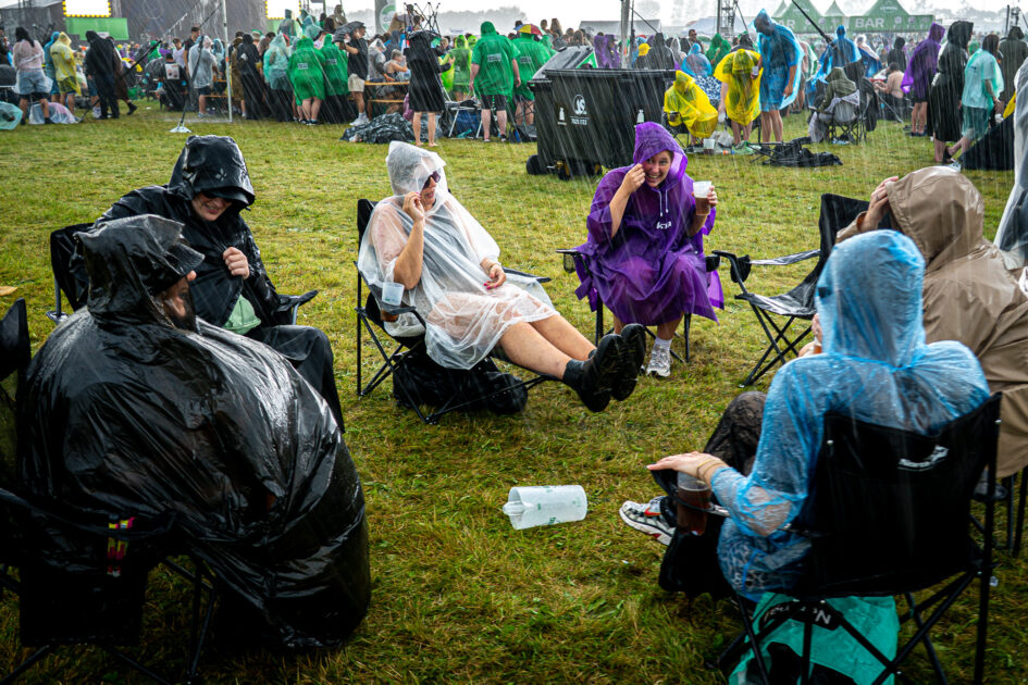 Nogle af de standhaftige. Det kunne jo være, det bare var en byge. Grøn Koncert, Esbjerg 2025. Foto: Fjodor Pedersen.