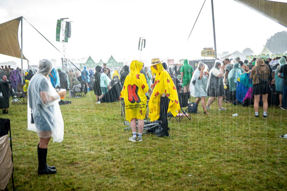 Nogle af de standhaftige. Det kunne jo være, det bare var en byge. Grøn Koncert, Esbjerg 2025. Foto: Fjodor Pedersen.