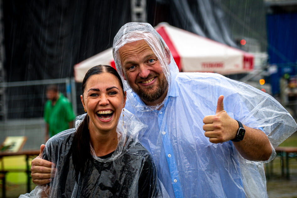 Ingen grund til at lidt regn skal ødelægge det gode humør ... Grøn Koncert, Esbjerg 2025. Foto: Fjodor Pedersen.