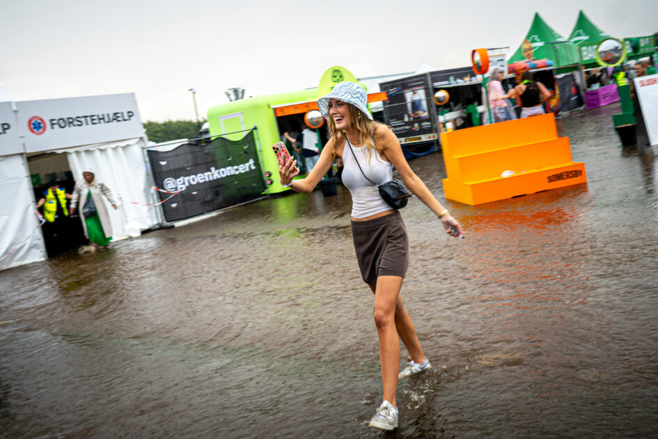 Ingen grund til at lidt regn skal ødelægge det gode humør ... Grøn Koncert, Esbjerg 2025. Foto: Fjodor Pedersen.