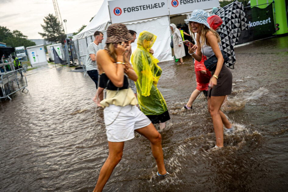 Ingen grund til at lidt regn skal ødelægge det gode humør ... Grøn Koncert, Esbjerg 2025. Foto: Fjodor Pedersen.