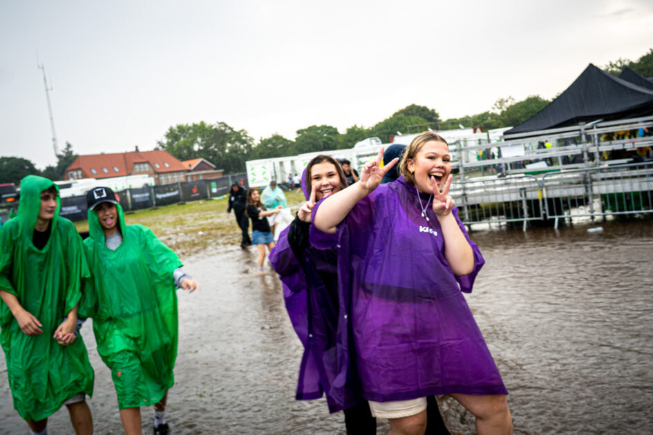 Ingen grund til at lidt regn skal ødelægge det gode humør ... Grøn Koncert, Esbjerg 2025. Foto: Fjodor Pedersen.