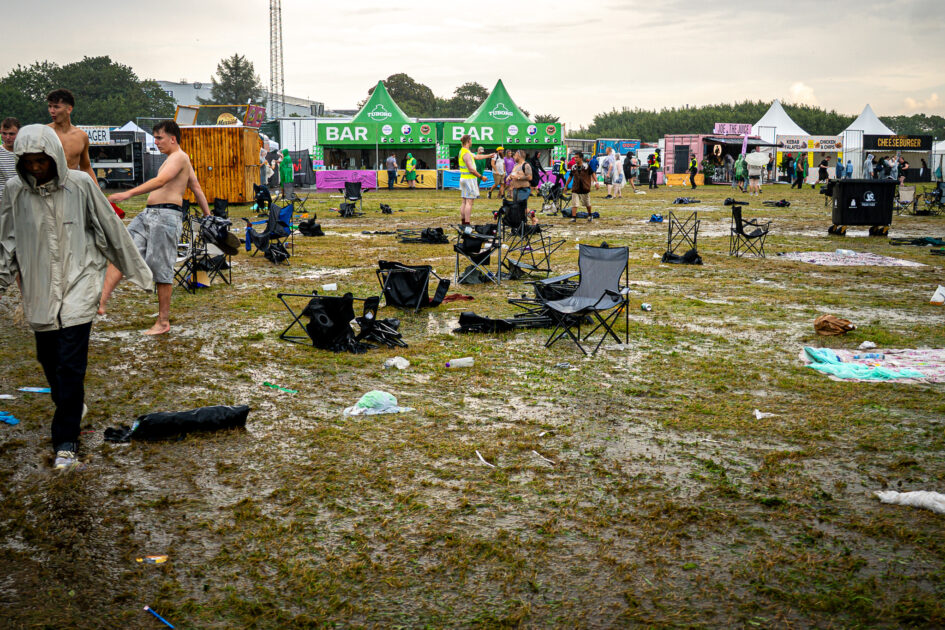 Fra sol og sommerstol til regn, torden og skybrud. Grøn Koncert, Esbjerg 2025. Foto: Fjodor Pedersen.