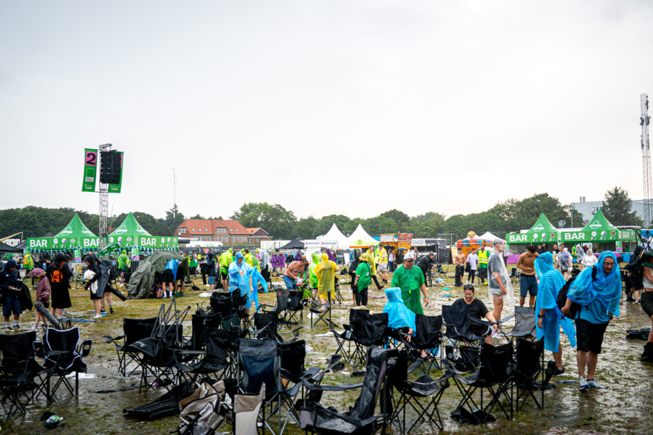 Fra sol og sommerstol til regn, torden og skybrud. Grøn Koncert, Esbjerg 2025. Foto: Fjodor Pedersen.
