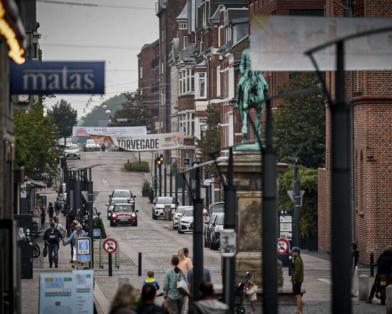 Torvegade og Torvet set fra hjørnet af Borgergade, juli 2024. Foto: Fjodor Pedersen.