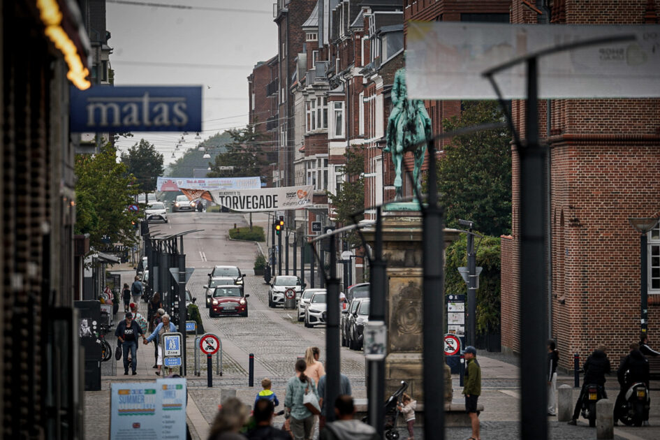 Torvegade og Torvet set fra hjørnet af Borgergade, juli 2024. Foto: Fjodor Pedersen.