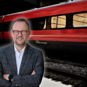 Borgmester Jesper Frost Rasmussen foran DSB-tog.