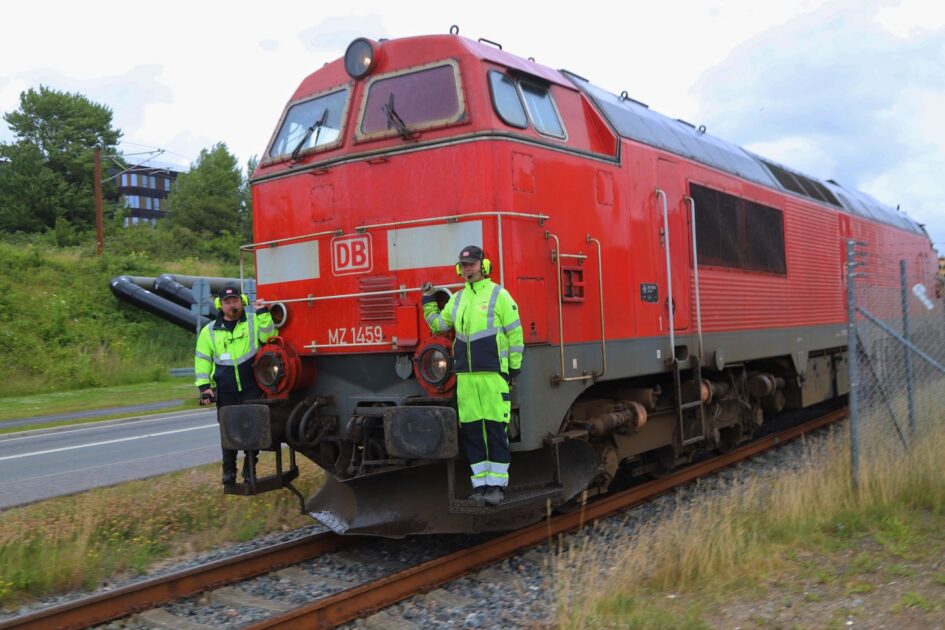 Militært materiel ruller ud af Esbjerg på tog. Foto: Johnny Tauman.