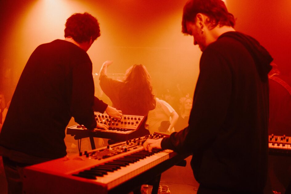 SOF ses ofte side om side med sin musikalske makker, dj og nære ven Papaskrald, men lørdag tropper hun op med orkester! Et band bestående af nære musikalske venner fra konservatorietiden. Et hold, hvor kemien er lige så stærk som rytmerne.