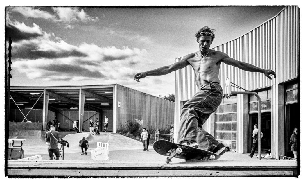 Mads-Peter Glass viser sin fascination af Esbjergs skatermiljø. Foto: Esbjerg Fotoklub.