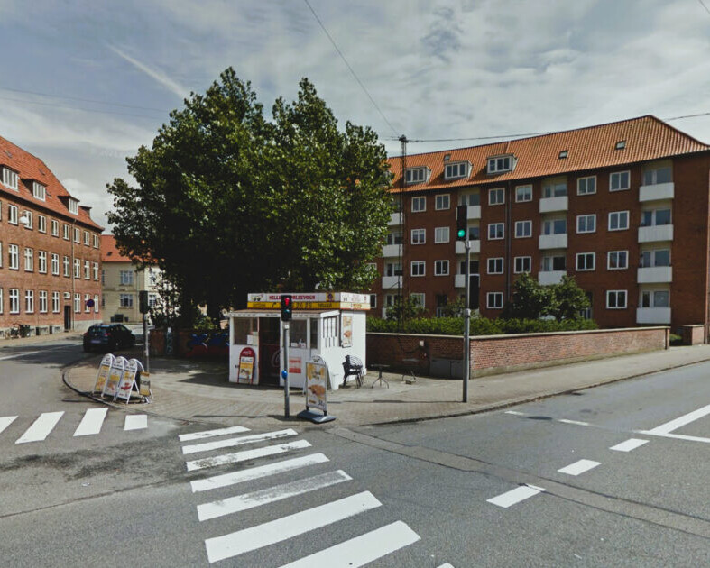 Hjørnet med Nillers Pølsevogn i juli 2017. Arkivfoto.