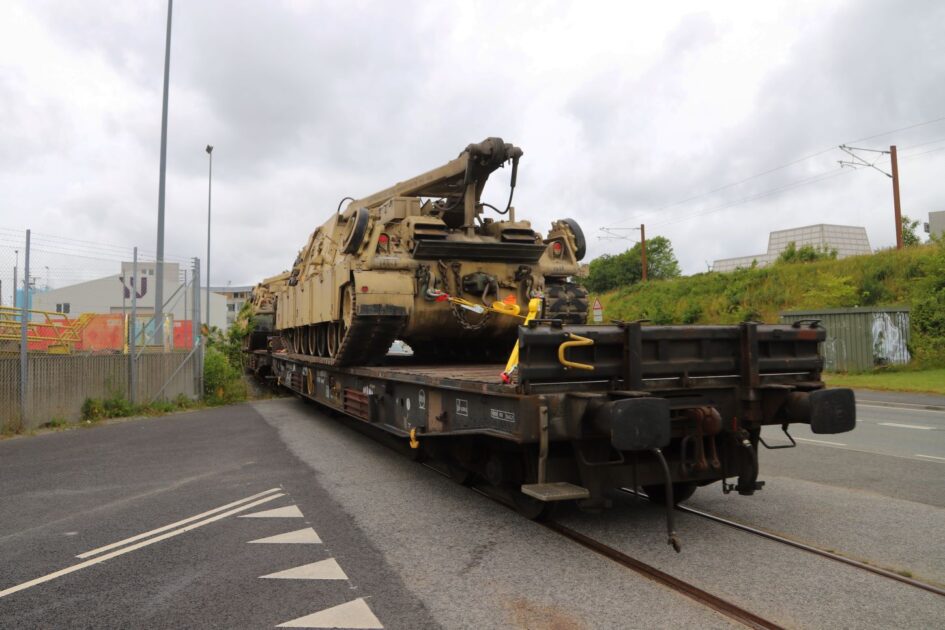 Militært materiel ruller ud af Esbjerg på tog. Foto: Johnny Tauman.