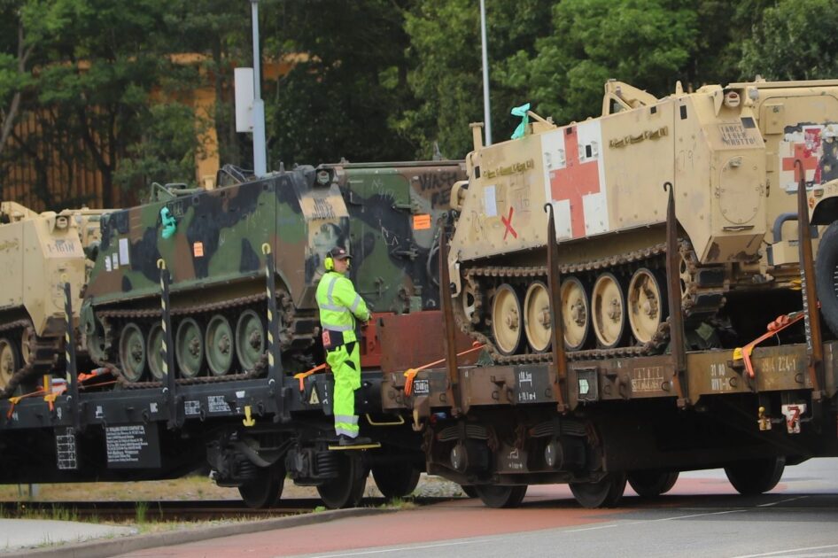 Militærtransport. Foto: Magnus Lamy.
