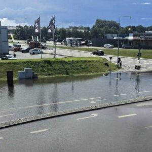 Beredskabet pumper i øjeblikket overfladevand i spildevandsledningen for at afhjælpe situationen ved Bilka-krydset. Privatfoto.