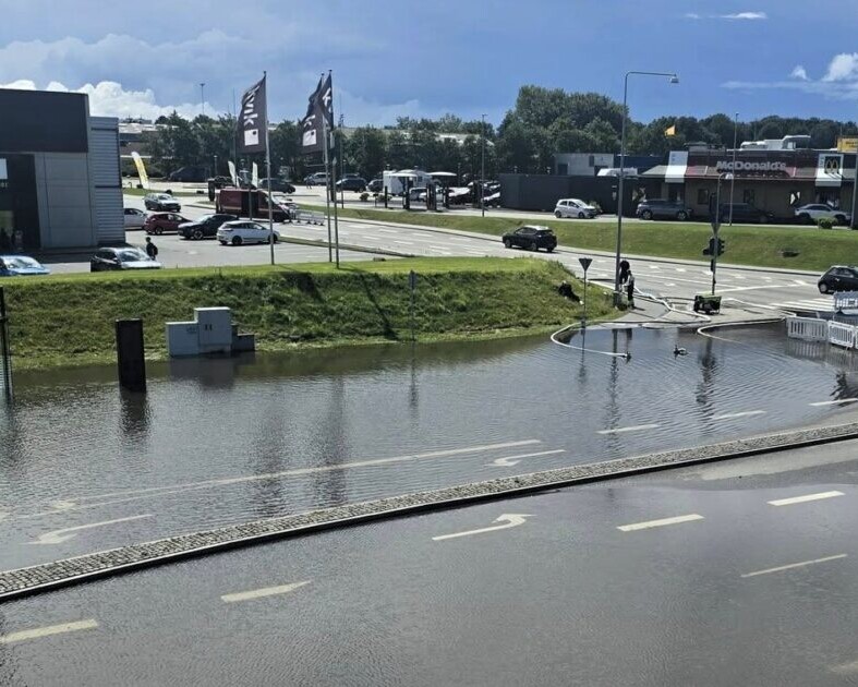 Beredskabet pumper i øjeblikket overfladevand i spildevandsledningen for at afhjælpe situationen ved Bilka-krydset. Privatfoto.