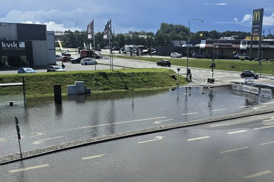 Beredskabet pumper i øjeblikket overfladevand i spildevandsledningen for at afhjælpe situationen ved Bilka-krydset. Privatfoto.