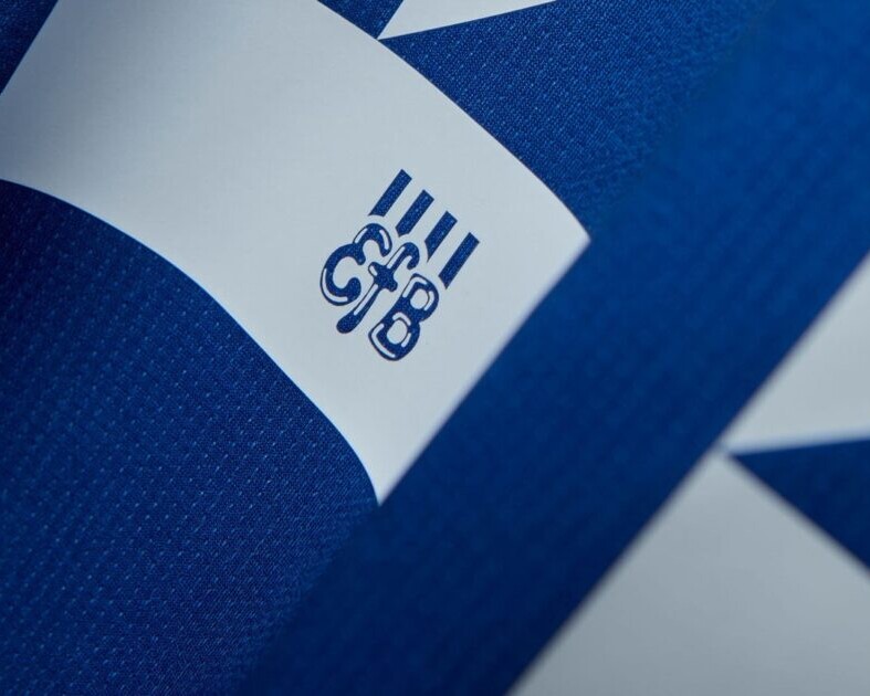 Der er retro-tegn at spore på det foreløbigt eneste offentliggjorte billede af EfB's nye Hummel-trøje. Foto: EfB.