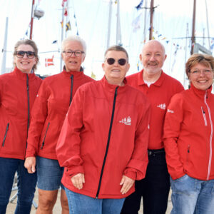 Charlotte Albrechtsen (i midten) er klar til sit sjette The Tall Ships Races og glæder sig til igen at mødes med erfarne og nye forbindelsesofficerer. Foto: Esbjerg Kommune.