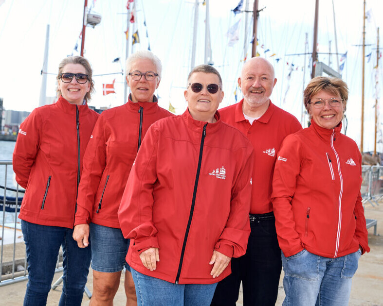 Charlotte Albrechtsen (i midten) er klar til sit sjette The Tall Ships Races og glæder sig til igen at mødes med erfarne og nye forbindelsesofficerer. Foto: Esbjerg Kommune.