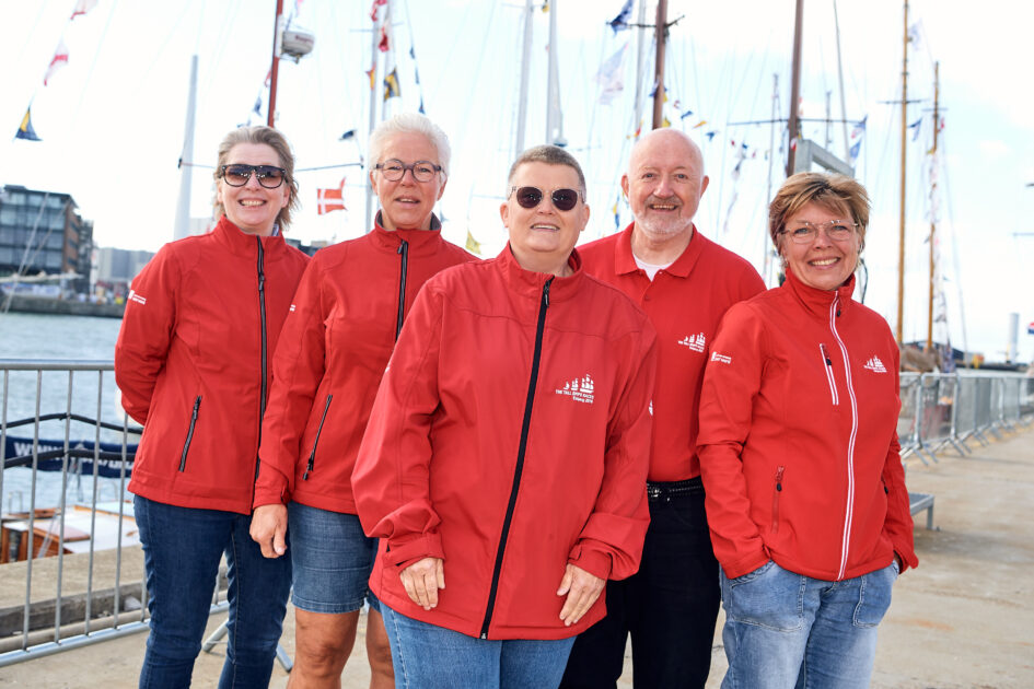 Charlotte Albrechtsen (i midten) er klar til sit sjette The Tall Ships Races og glæder sig til igen at mødes med erfarne og nye forbindelsesofficerer. Foto: Christer Holte/Esbjerg Kommune.