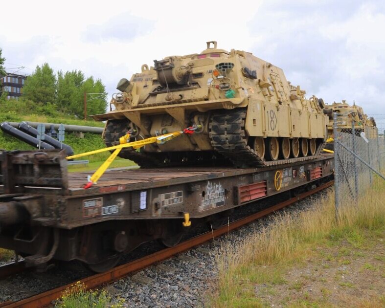 Militært materiel ruller ud af Esbjerg på tog. Foto: Johnny Tauman.