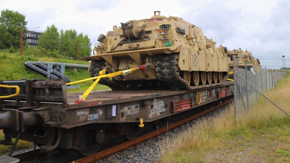 Militært materiel ruller ud af Esbjerg på tog. Foto: Johnny Tauman.