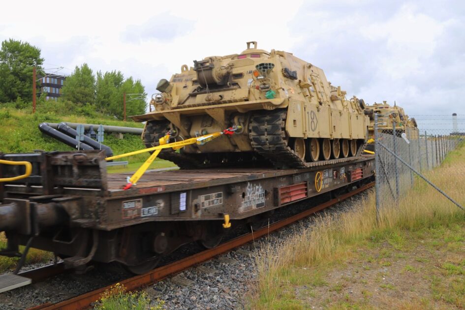 Militært materiel ruller ud af Esbjerg på tog. Foto: Johnny Tauman.