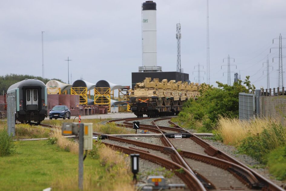 Militært materiel ruller ud af Esbjerg på tog. Foto: Johnny Tauman.