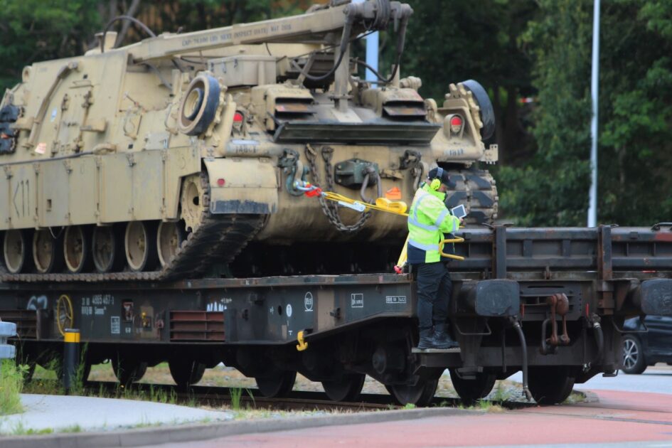 Militært materiel ruller ud af Esbjerg på tog. Foto: Johnny Tauman.