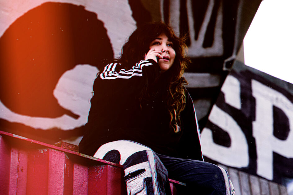SOF er en vokalist og performer, der bringer dybde, nærvær og bas til den danske reggaescene.