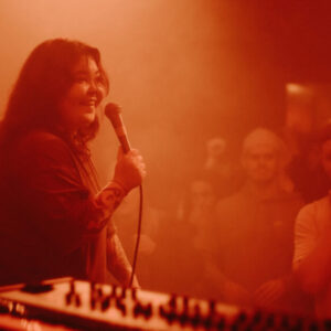 SOF bringer reggae, dub og soundsystem-kultur til live med sin karakteristiske vokal og jordnære energi.