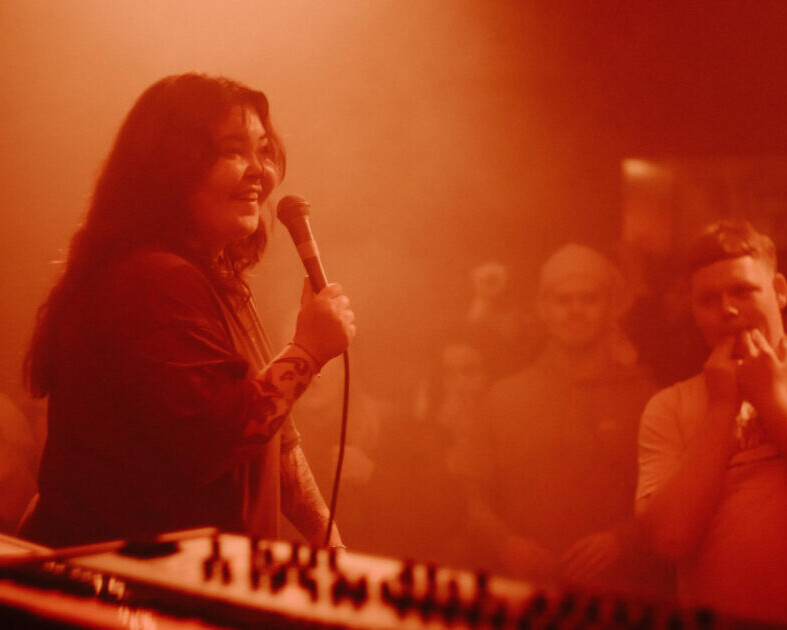 SOF bringer reggae, dub og soundsystem-kultur til live med sin karakteristiske vokal og jordnære energi.