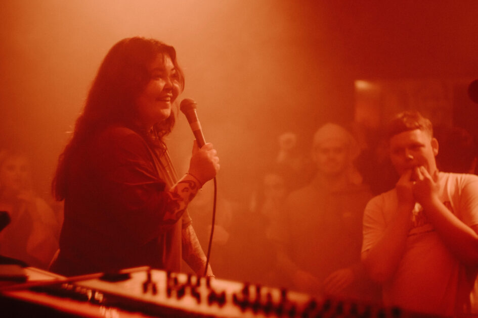 SOF bringer reggae, dub og soundsystem-kultur til live med sin karakteristiske vokal og jordnære energi.