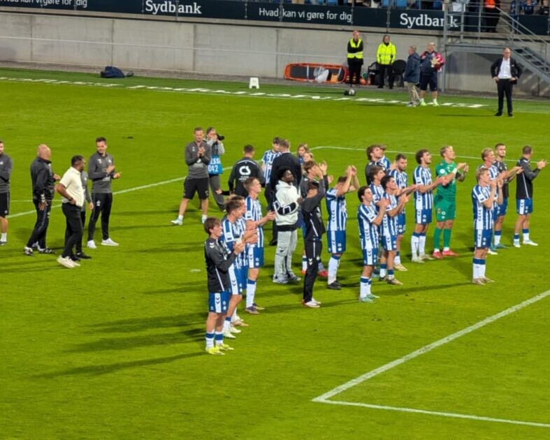 EfB-spillerne takker publikum. Foto: Brian Andersen.