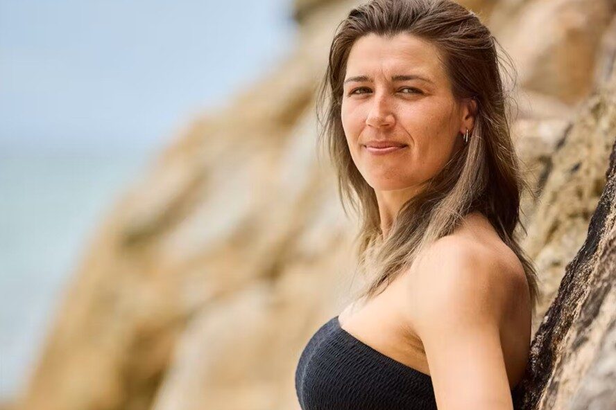 - Under nogle af optagelserne havde jeg faktisk en EfB-bøllehat på, fortæller Irene Kubel Madsen, der i mange år har været aktiv EfB-fan, og siden hjemkomsten fra Malaysia blev ansat i klubben. Foto: Viaplay Group.