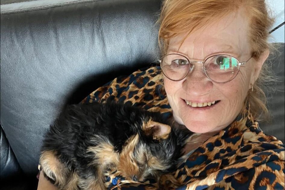 Berit Halle Vennike og hunden Emil, som heldigvis ikke kom noget til i forbindelse med uheldet. Privatfoto.