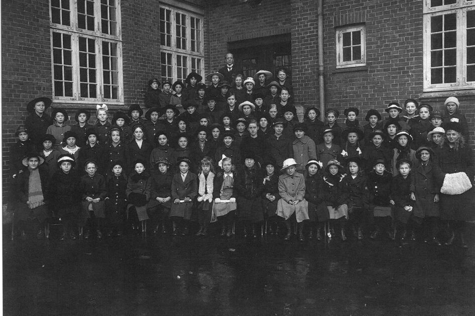 På denne trappe er der blevet taget gruppebilleder siden fotografiets opfindelse! Undertegnedes klasse blev foreviget her til et billede i en af ugeaviserne, der handlede om vores konfirmationsønsker. EsbjergLiv.dk-skribent Lene Lund var forfatter på artiklen. Foto: Esbjerg Kommune.